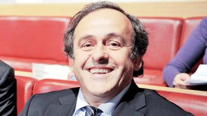 Platini a testat sistemul cu șase arbitri