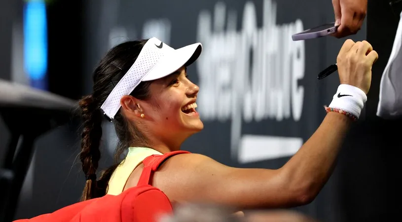 Emma Răducanu, victorioasă după un an într-un Grand Slam! Britanica de origine română a fost asaltată de fani la finalul meciului de la Australian Open. FOTO & VIDEO