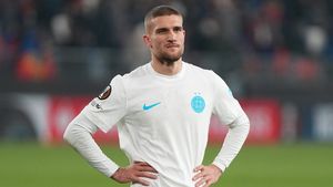 Bîrligea n-a venit cu autocarul FCSB de la Sibiu! Ce s-a întâmplat cu atacantul după ce Gigi Becali a zis că-i închiriază cel mai luxos Mercedes