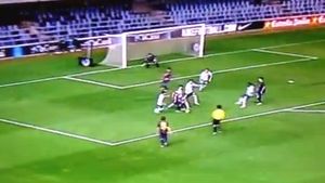 BarÃ§a a mai 'scos' un SUPER STAR: puștiul care a fost Messi și Xavi în aceeași fază! VIDEO Moment de GENIU! Colegii l-au felicitat pe el, nu pe marcator