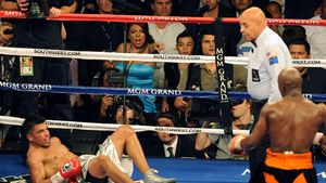 VIDEO Campion la șmecherii!** Moneymaker Mayweather l-a executat pe Ortiz printr-un KO controversat, după ce a primit un cap în gură!