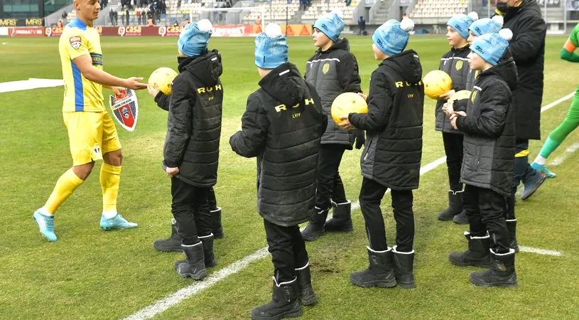 O grupă de juniori a unui club ucrainean, blocată în România după izbucnirea războiului, a fost oaspete pe ”Ilie Oană” la meciul Petrolul - FC Buzău. Copiii, aplaudați de toți spectatorii