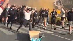 Au mers cu sicriul pe străzi și l-au invocat pe Adolf Hitler! Scene oribile înainte de meciul din Conference League