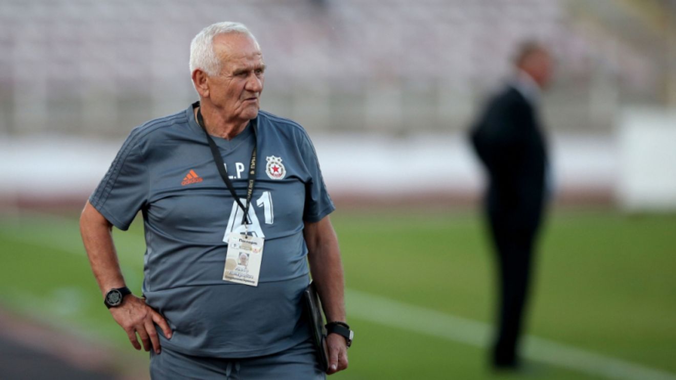 Mare grijă, Dan! :) Ce gafă! Suspendat, un antrenor a încercat să sune pe bancă, dar încurcat telefoanele. Ce a urmat face înconjurul internetului