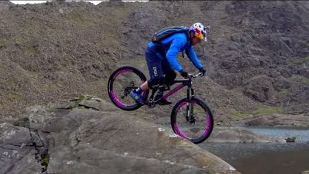 VIDEO | Sport extrem sau nebunie curată? Un ciclist scoțian a sfidat moartea la o altitudine de 992 de metri