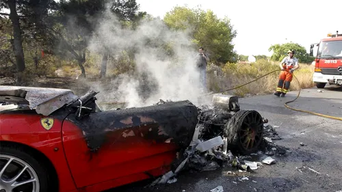 FOTO INCENDIAR** Mergea liniștit spre antrenament și s-a trezit în IAD! Pompierii au avut mult de furcă cu un Ferrari în FLĂ‚CĂ‚RI!