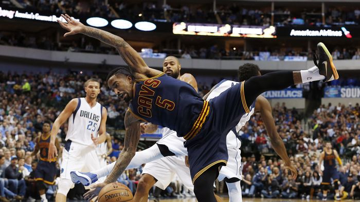 VIDEO FANTASTIC | J.R. Smith, cel mai ciudat jucător din NBA, a reușit o aruncare impresionantă, de la mijlocul terenului, chiar în ultima secundă. Cum a schimbat excentricul jucător soarta lui Cleveland Cavaliers