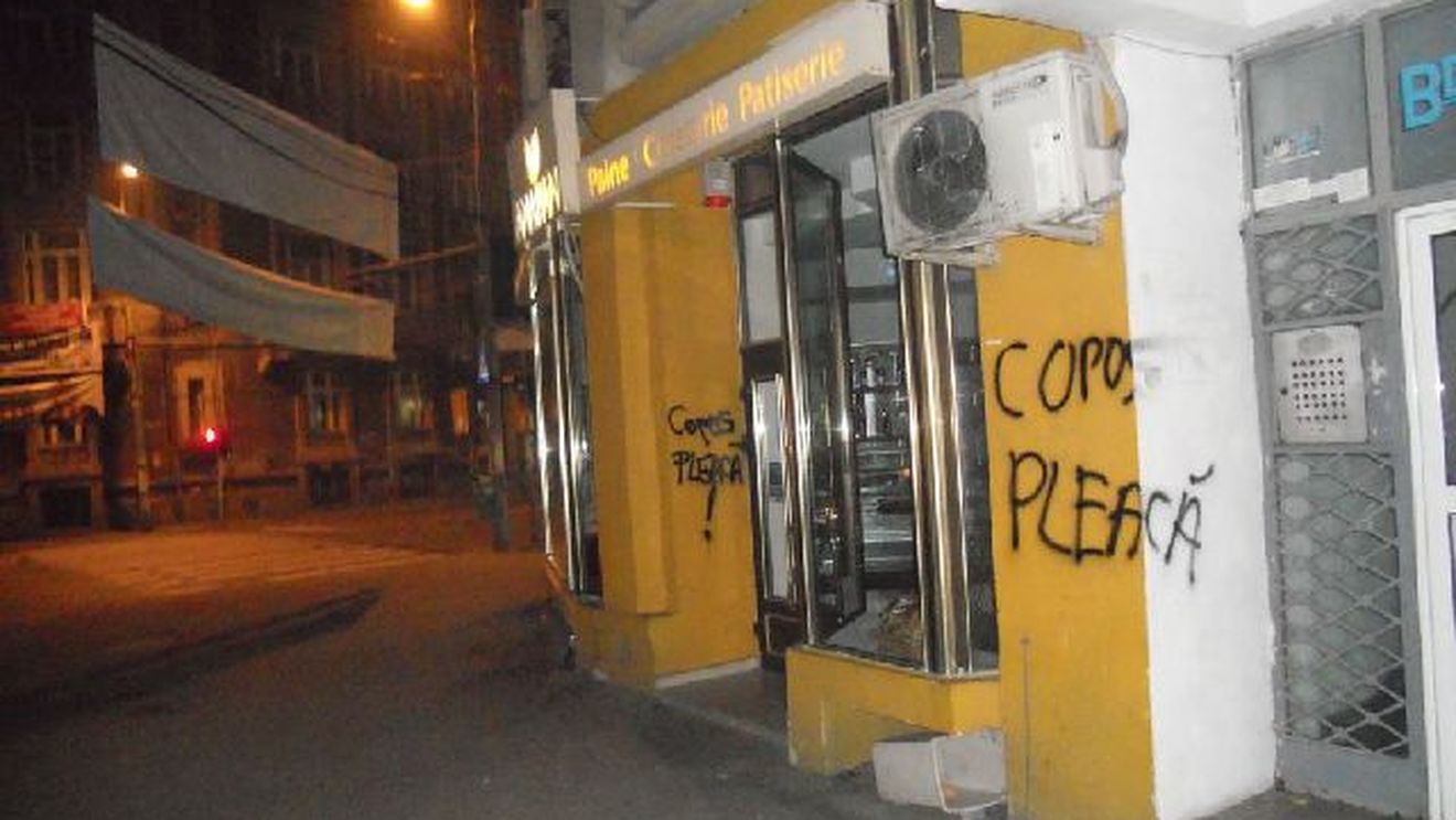 Afacerile lui Copos, în pericol!** FOTO Fanii au vandalizat o cofetărie: "Afară din Giulești!"