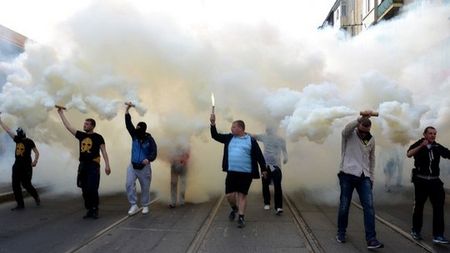 FOTO & VIDEO Ultrașii s-au bătut cu separatiștii. La Harkov, galeriile unite ale lui Dnipro și Metalist au fost atacate de un grup de persoane ce vor alipirea la Rusia