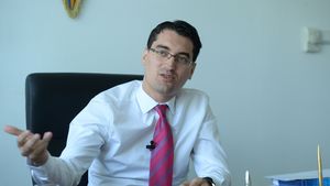 VIDEO INTERVIU | Răzvan Burleanu: "O să-i trimit prin poștă scaunul lui Mircea Sandu, ca să fie lăsat în fața casei lui". Care este cea mai mare greșeală a acestuia