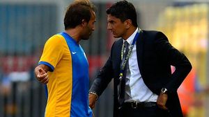 Teixeira, văzut de toată lumea drept "copia la indigo" a lui Sânmărtean. Dinu Gheorghe: "S-ar plia perfect pe jocul Stelei, e cea mai bună variantă"