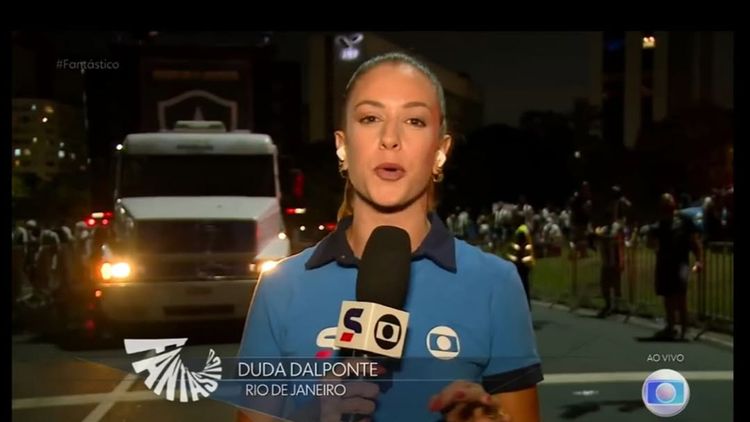 Revoltător! Ce a pățit reportera TV când era în direct: bărbații din spatele ei au făcut un gest deplasat!