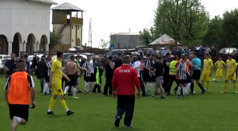 Scene de teroare la un meci din Dâmbovița, înainte de Paște, pe un teren de fotbal aflat chiar lângă biserică.** Spectatorii au intrat pe teren și l-au luat la bătaie pe arbitru