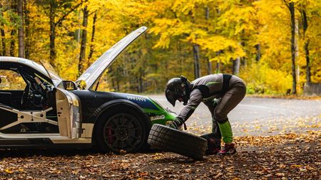 O pană de cauciuc l-a oprit pe Simone Tempestini din drumul spre victorie la Raliul Brașovului: imagini spectaculoase