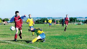 Aici fotbalul a rămas în "epoca romantică!" Cel mai mic campionat din lume:** Căpitanii își aleg loturile echipelor dând cu banul!