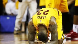 VIDEO | Performanță legendară a lui LeBron James: 37 de puncte, 18 recuperări și 13 pase decisive pentru 3-0 cu Atlanta Hawks. 99% șanse pentru o finală Golden State Warriors - Cleveland Cavaliers