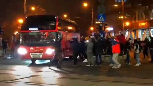 Fanii lui Dinamo, spectacol cu torțe și fumigene în mijlocul Bucureștiului! Suporterii au blocat autocarul și au cerut victoria cu CFR Cluj | VIDEO