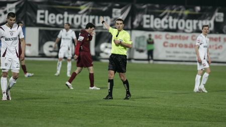 Steliștii împart "atenții" arbitrilor