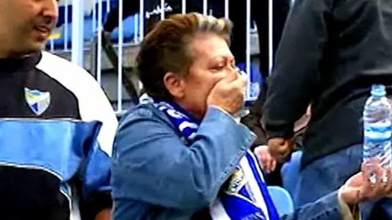 VIDEO** O bătrânică s-a ales cu o minge în plină figură! Furioasă, l-a certat rău pe jucător! :) Vezi reacția fotbalistului!