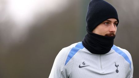 Se termină creditul pentru Radu Drăguşin, dacă nu pleacă la PSG. Postecoglou a dat vestea despre Van de Ven şi despre Romero