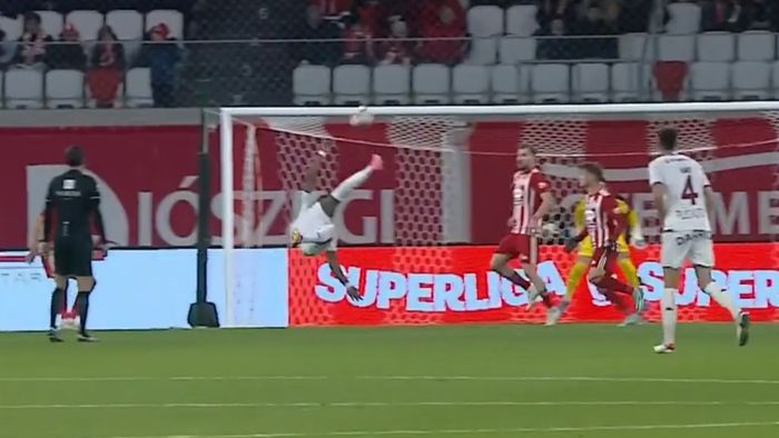 Juvhel Tsoumou, aproape de golul finalului de an la prima atingere de balon în tricoul Rapidului! | VIDEO