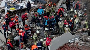 Panică la Istanbul înainte de Turcia - România după ce două clădiri s-au prăbușit în urma unei explozii