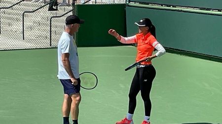 Ce discuție a purtat Sorana Cîrstea cu antrenorul, după gestul controversat din meciul cu Petra Kvitova: „A fost ca și cum i-a arătat degetul mijlociu!" Impresiile celor doi „la rece"