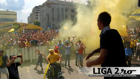 Suporterii și fotbaliștii Petrolului au sărbătorit** promovarea în centrul orașului