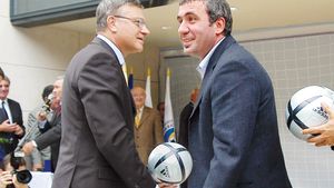 Hagi votează cu** „Nașu''"