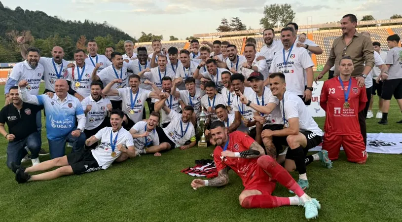 Gloria Bistrița Năsăud, promovare în Liga 2 după un meci ca un roller coaster! A învins dramatic SCM Râmnicu Vâlcea, iar Cristian Pustai le-a promis jucătorilor ”cântece și poezii”. Impresiile profesorului și ale atacantului Azdren Llullaku