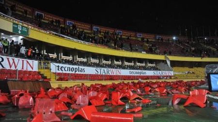 FOTO Proteste violente pe Ali Sami Yen!** Fanii au cerut demisia lui Hagi