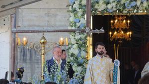 Au atras toate privirile! Alexandru Tudor, în straie religioase, și Valeriu Argăseală sunt oamenii de încredere ai lui Gigi Becali la sfințirea bisericii