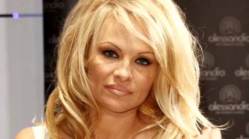 FOTO | Pamela Anderson, apariție incendiară la un eveniment monden