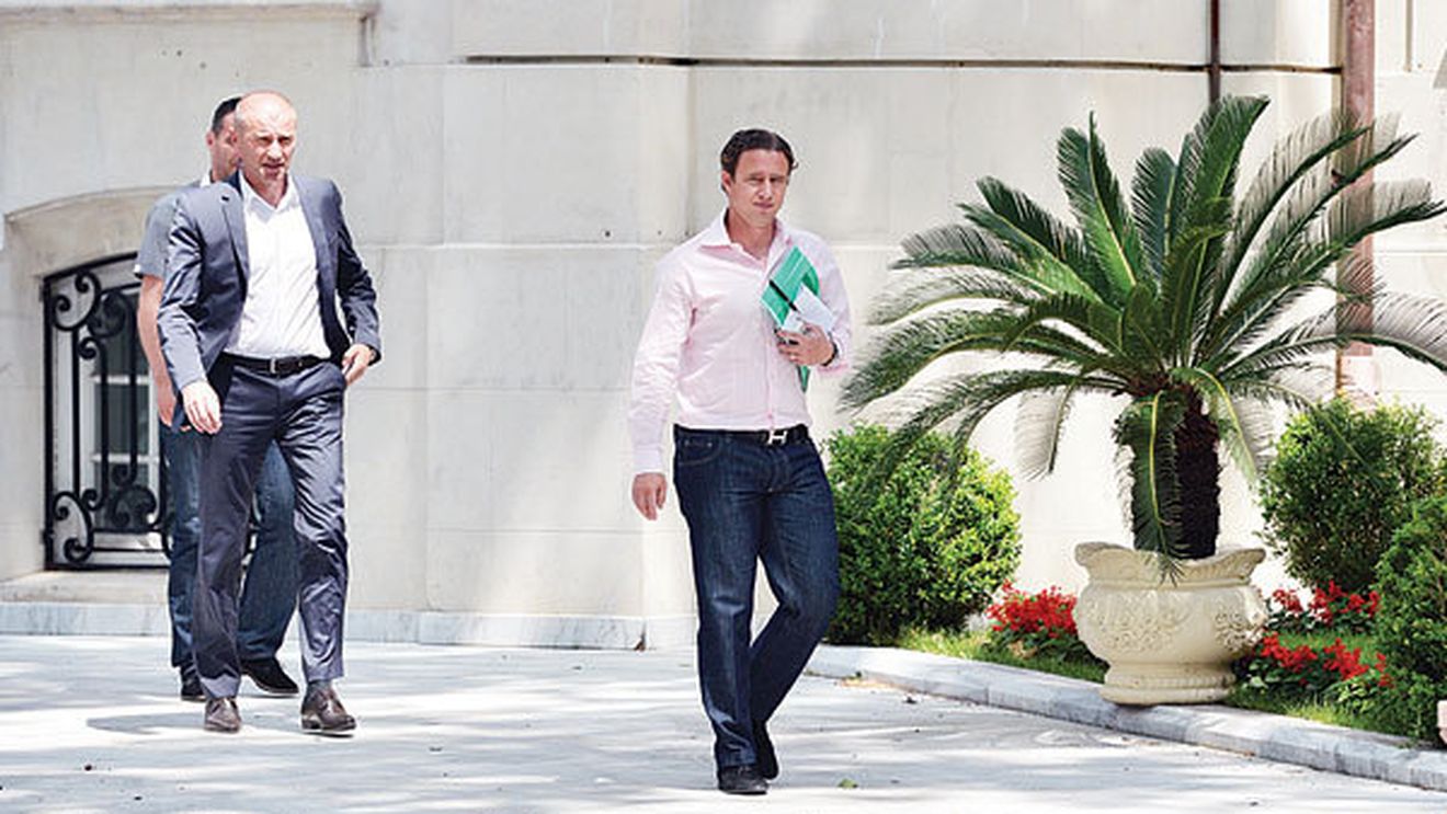 Scurtcircuit pe axa Reghe-Becali!** Rămas fără omul de încredere, antrenorul poate ceda în orice clipă: "S-a grăbit! Îi va fi greu cu MM!" Așa arată situația nefardată