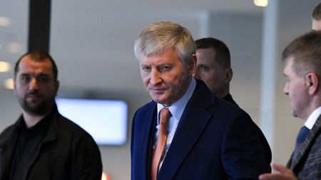 Rinat Ahmetov i-a făcut cadou un apartament unei fetițe care și-a pierdut un picior în urma bombardamentelor Rusiei