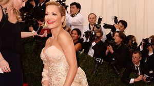 FOTO Rita Ora s-a făcut de râs la o gală din New York. Paparazzi nu au ratat momentul