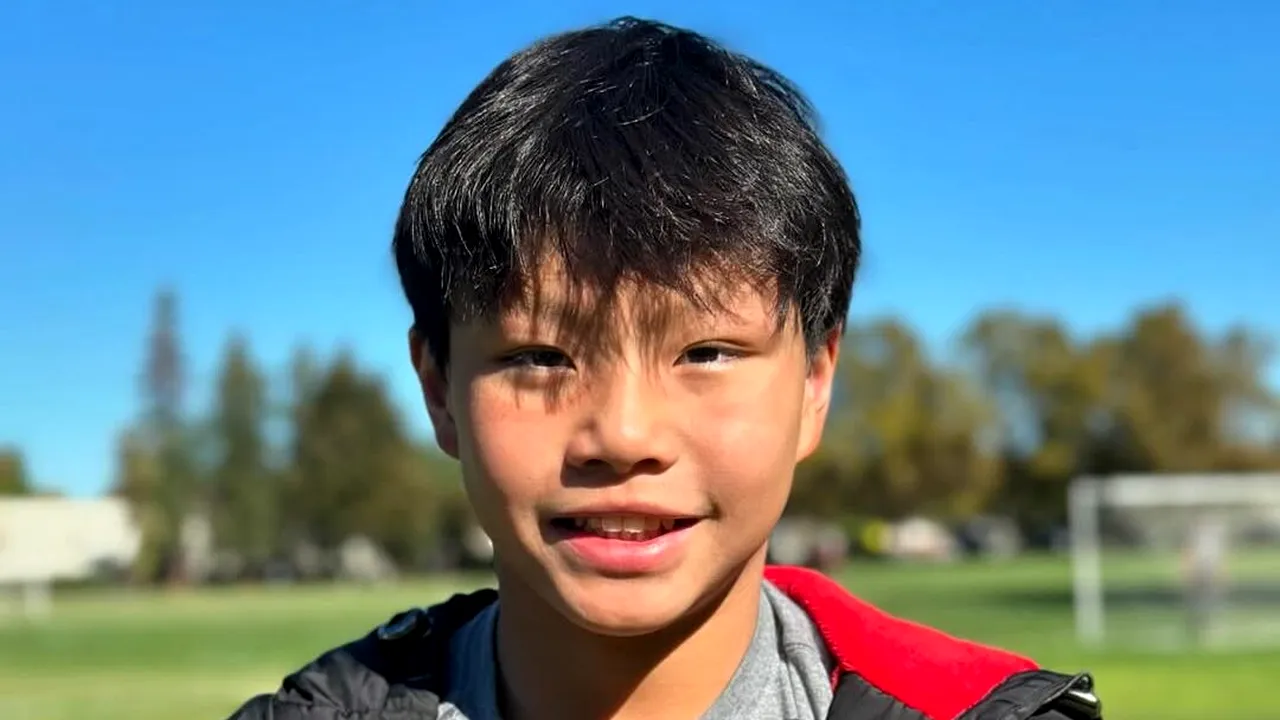 Un copil de 12 ani e noul fenomen la 100 metri liber, proba în care David Popovici și Zhanle Pan se luptă pentru aurul mondial. Americanul a devenit primul om din lume care a coborât, la vârsta lui, sub 55 de secunde