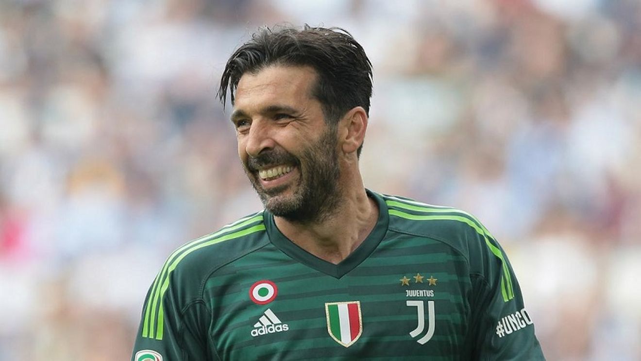 Gianluigi Buffon, autoincriminare pe rețelele de socializare. FOTO | Portarul, cu 155km/h, fără centură și cu o singură mână pe volan. Mesajul misterios transmis