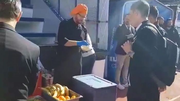Elvețienii au venit cu bucătarul după ei pe teren! Cu ce s-au răsfățat jucătorii lui FC Basel după meciul cu FCSB | VIDEO