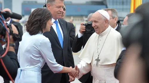 Hagi, cadou special pentru Papa Francisc! FOTO | Iohannis i l-a înmânat personal