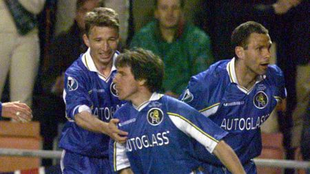 Dan Petrescu, inclus în echipa** celor mai buni străini din Anglia!