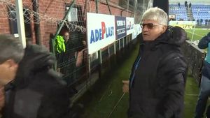 Victorie cu scandal! Câțiva fani i-au înjurat pe Hanca și Nistor, Andone a intervenit imediat: "Nicule, dă-l, mă, afară! Vrei să urc la tine?"