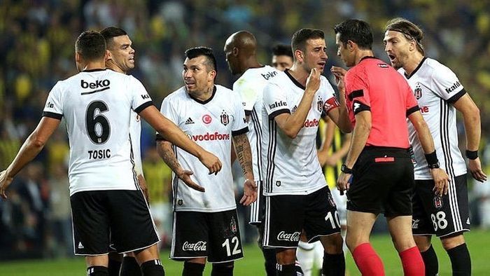 Găsiți diferențele :). România vs. Turcia: a înjurat arbitrul și riscă să facă închisoare! 