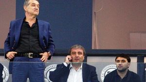 Becali schimbă căpitanul: "Lui îi dau banderola, e cel mai valoros!" Ce spune patronul FCSB despre eliminarea lui Denis Alibec din meciul cu CFR