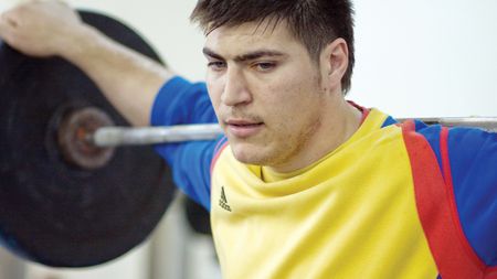 OMUL-MACARA:** Grasu, "Sânge de Taur"