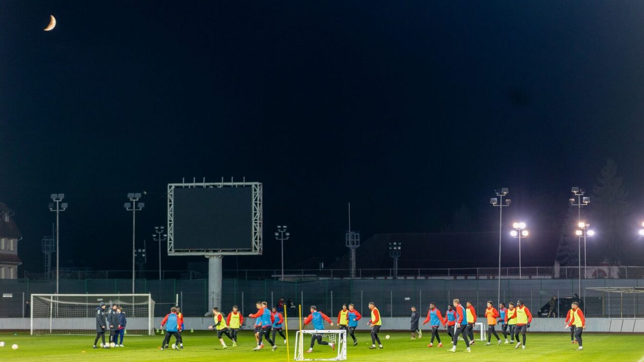 S-au dat peste cap înainte să vină FCSB în oraşul lor. Cum arată gazonul de la Bistrița