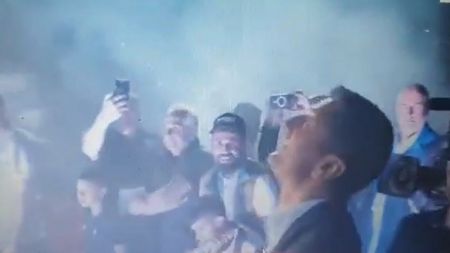 Imaginile deceniului cu Răzvan Lucescu, după ce a câștigat titlul cu PAOK Salonic. Peste 50.000 de fani au declanșat infernul pe stadionul Toumba: sute de torțe s-au aprins, zeci de ultrași l-au pupat, îmbrățișat sau atins pe român, iar fotbaliștii săi l-au aruncat în aer ca pe un lider absolut. VIDEO