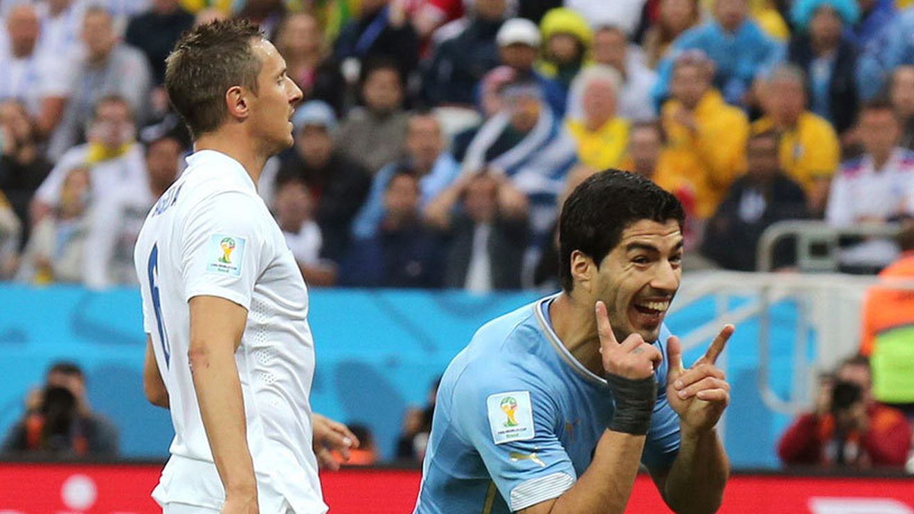 Suarez, al 6-lea jucător care evoluează în Premier League și înscrie contra Angliei la CM. Doi dintre ei sunt Petrescu și Moldovan