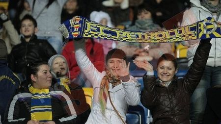 Un stadion plin cu femei și copii!** Petrolul a distribuit 9.000 de bilete gratuite la meciul cu Pandurii