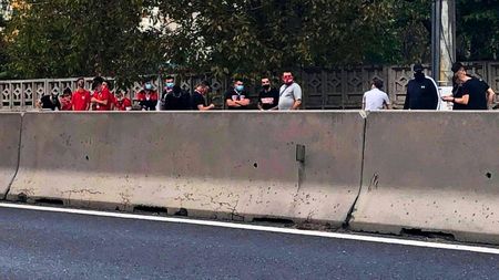 Fanii dinamoviști, vizită la Săftica înaintea derby-ului cu FCSB! Ultrașii au fost alungați de Poliție | FOTO&VIDEO